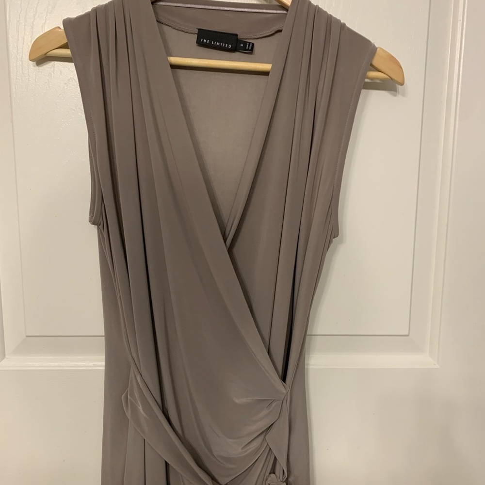 Limited sleeveless blouse